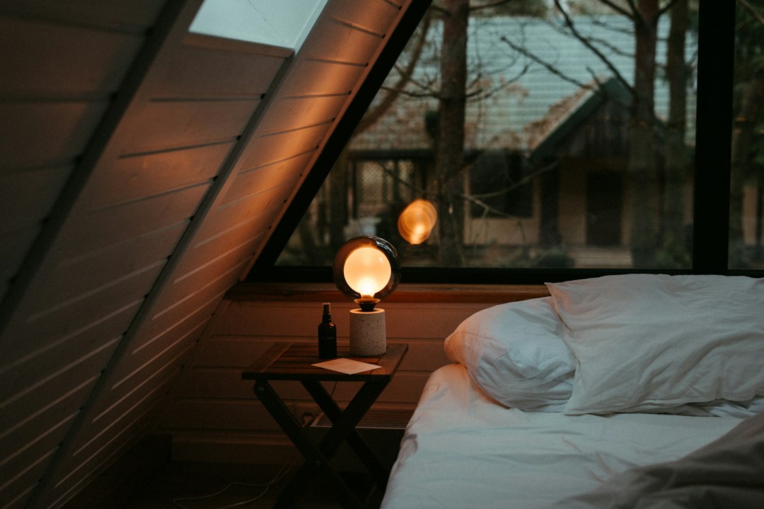Ein Bett neben einem Fenster und Nachttisch