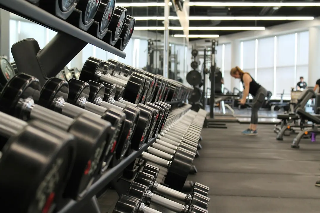 Trainingsgeräte in einem Fitnessstudio